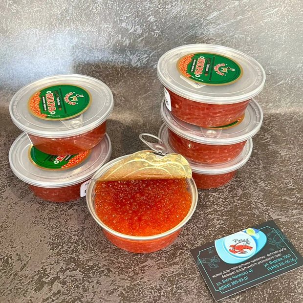 Красная икра в контейнерах