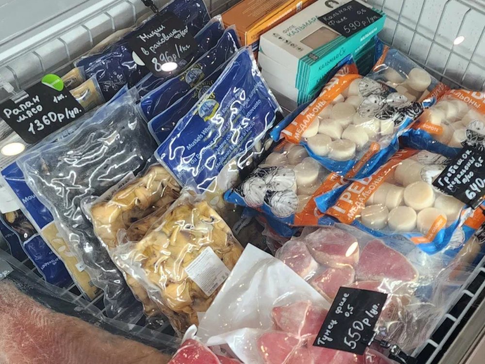 Витрина с морепродуктами, гребешком и тунцом